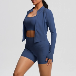 Détail de l'ensemble de yoga bleu avec poches sur le short et fermeture éclair de la veste