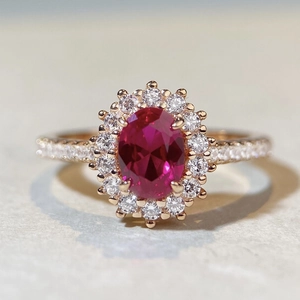 Makroaufnahme von Rubinring in Taubenblutrot mit Diamantumrandung und Roségold