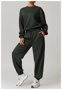 Détail d'un ensemble sweat à col rond vert forêt et jogging en maille de qualité