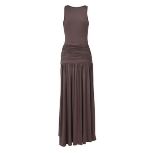 Détail de la taille froncée et de l'ourlet volanté de cette robe mi-longue marron sans manches