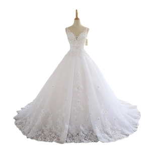 Robe de mariée blanche sans manches avec appliques en dentelle et décolleté en V