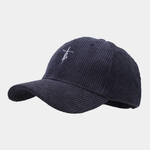 Détail de la casquette de baseball en velours côtelé bleu marine avec broderie Faith