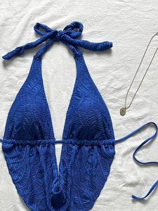 Nahaufnahme des leuchtend blauen Seersucker-Badeanzugstoffs mit elastischer Faltenstruktur