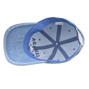 Vue détaillée de l'intérieur de la casquette en coton avec broderie CANADA et coutures
