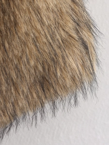 Detail macro-opname van bruin kunstbont textuur met zwarte punten voor modieuze vesten