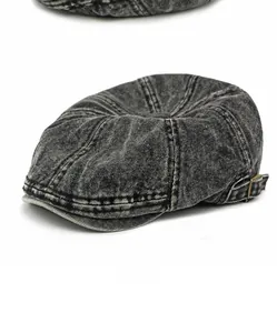 Detail van vintage gewassen denim krantenjongenspet met koperen metalen verstelgesp