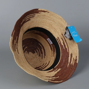 Dettaglio della trama intrecciata e della fascia tergisudore di questo cappello in rafia