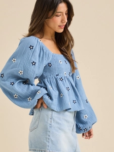 Chemisier bleu à col carré, manches lanternes et broderie florale en tissu gaufré