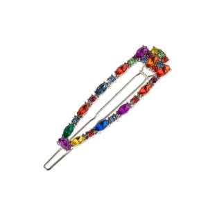 Détail d'une pince à cheveux argentée sertie de strass colorés de formes marquises
