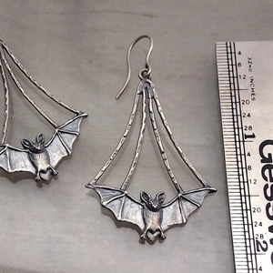 Boucles d'oreilles chauve-souris gothiques en argent vintage avec détails gravés et crochets