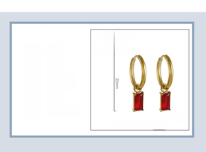 Vue détaillée des boucles d'oreilles en titane plaqué or 18K avec zircons rouges carrés