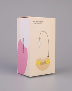 Dettaglio della confezione beige per il giocattolo per gatti tumbler con illustrazioni colorate