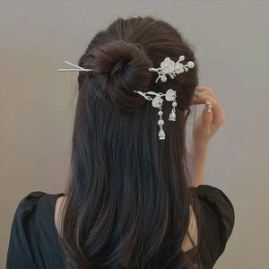 Silver metal hair pin with pearls and tassels in Chinese minimalist style for women