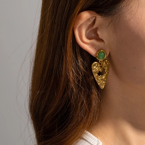 Orecchini pendenti a cuore martellato dorato con cabochon verde stile vintage