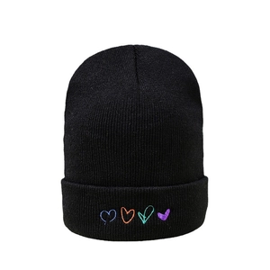 Bonnet en maille noire pour hommes et femmes avec quatre motifs de cœur brodés colorés