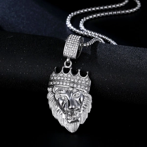 Collier pendentif tête de lion argenté hip-hop avec couronne et zircons brillants