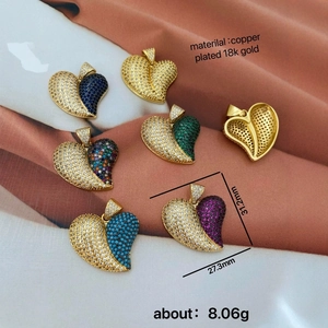 Pendentifs cœur en cuivre plaqué or 18k avec zircons colorés sur tissu rose