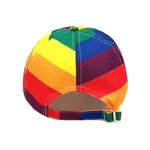Vue arrière de casquette de baseball rayée arc-en-ciel avec bride de réglage et boucle