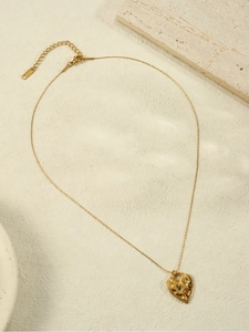 Détail du fermoir 18K sur collier coeur doré orné de cristaux colorés étincelants