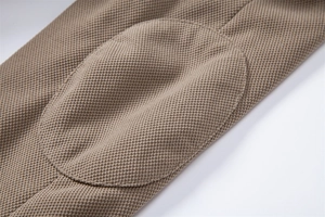 Gros plan sur le blazer en maille kaki montrant les coudières et les détails de couture