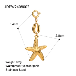 Detailed macro view of a gold starfish pendant showing dimensions and 6.2g weight