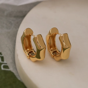 Orecchini a cerchio esagonali placcati oro 18K con finitura in metallo lucido