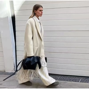 Cappotto lungo in lana beige stile britannico con frange sull'orlo e pantaloni larghi