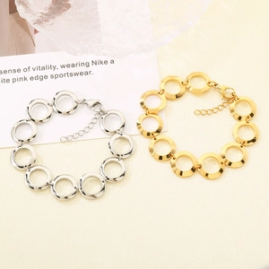 Elegant linked circle bracelets in 18K gold and silver plated stainless steel for women