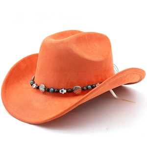 Détail d'un chapeau de cowboy en daim orange avec perles ethniques et ornements argentés