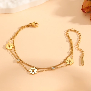 Double-layered golden daisy bracelet with white flowers and adjustable chain for women