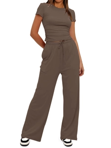 Détail de l'ensemble marron avec haut à manches courtes et pantalon large à cordon