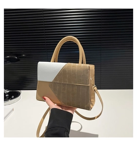 Détail de la texture motif crocodile et du patchwork kaki-blanc sur ce petit sac à main