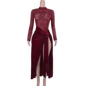 Dettaglio dell'abito in velluto rosso scuro con pizzo, spacco alto e decorazione floreale in vita