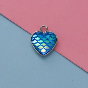 Dettaglio pendente a cuore con trama a squame di sirena blu e cornice in argento