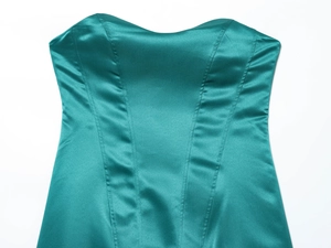 Dettaglio dell'abito a corsetto in raso verde acqua con tessuto liscio e cuciture princess