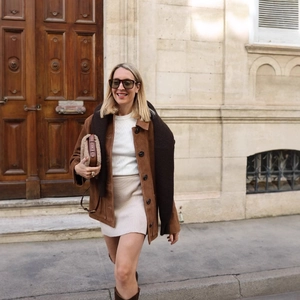 Veste vintage en daim marron pour femme avec écharpe et bottes dans un style de rue chic