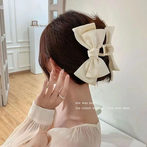 Pince à cheveux élégante avec double nœud en satin crème pour un style coréen raffiné