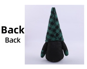 Vista posteriore di uno gnomo di Natale con cappello in maglia pied de poule nero e verde