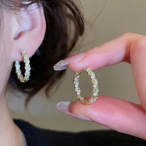 Créoles de luxe en or avec pavage complet de zircons et design rond classique