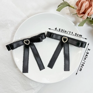 Détail de deux nœuds à cheveux en satin noir avec cœur et perles, longueur 11,5 cm