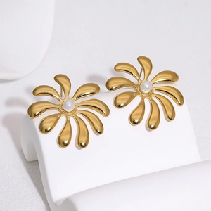 Boucles d'oreilles fleur plaquées or 18k avec perle centrale pour femme