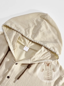 Détails de la capuche à cordon et texture lin sur chemise décontractée beige homme