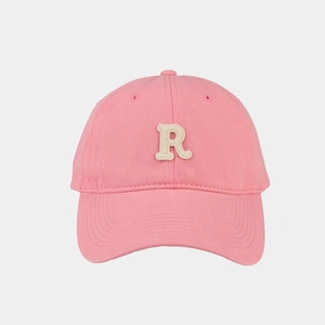 Dettaglio del cappellino da baseball rosa in cotone con ricamo 3D bianco lettera R