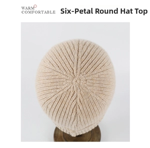 Detalle de la estructura redonda de seis paneles en este gorro de lana de punto beige