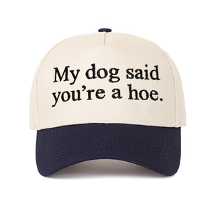 Détail de la broderie My Dog Said You're a Hoe sur la casquette en coton bicolore
