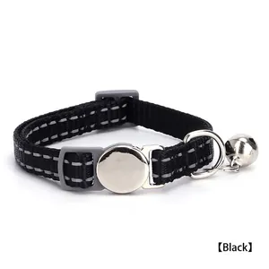 Dettaglio collare gatto nero riflettente in nylon con fibbia in metallo e campanellino