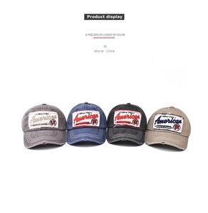 Details von vier Vintage-Basecaps aus gewaschener Baumwolle mit USA-Stickerei und Used-Look