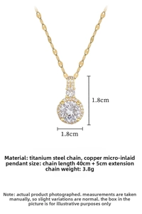 Détail macro du collier en acier titane doré avec pendentif serti de zircons brillants