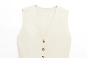 Vue détaillée du gilet tricoté beige à col en V avec des boutons dorés décoratifs