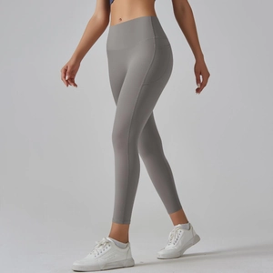 Detail van de grijze yoga broek met hoge taille, zijzakken en elastische sportstof